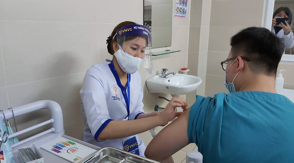updates on vietnamese medical staffs health 24 hours after injected with covid 19 vaccine